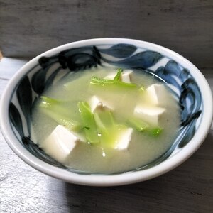 木綿豆腐とブロッコリーの茎の味噌汁